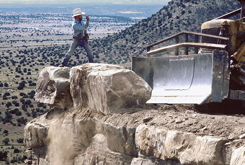 Charles Ross Constructing Star Axis, near Las Vegas, New Mexico, 1976. Courtesy Elizabeth Ginsberg